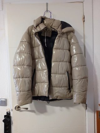 Chaqueta acolchada beige brillante