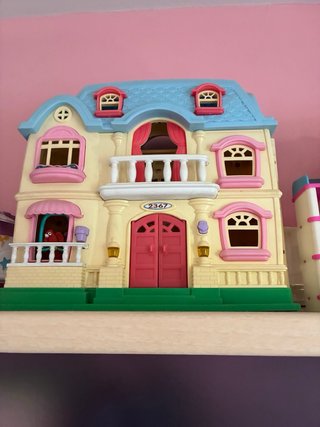Casita de muñecas de juguete