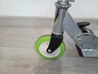 Patinete infantil gris y verde