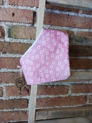 Babero hecho a mano rosa estampado