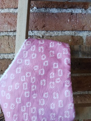 Babero hecho a mano rosa estampado