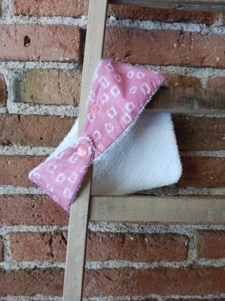 Babero hecho a mano rosa estampado