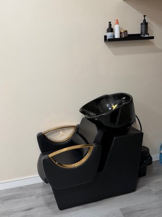 Silla de peluquería negra y dorada