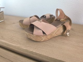 Sandalias cuña beige y doradas talla 35