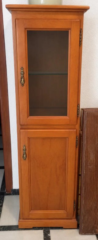 Vitrina de madera con puerta de cristal