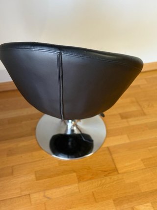 Silla giratoria negra capitoné