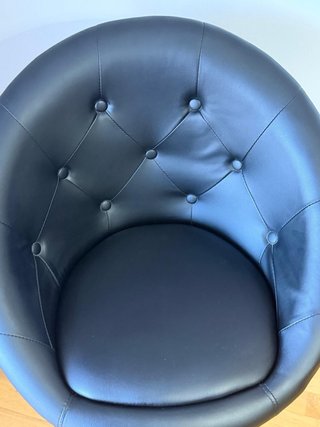 Silla giratoria negra capitoné