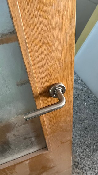 Puerta de roble con cristal