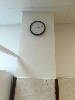 Reloj de pared negro y blanco