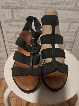 Sandalias de tiras negras y suela marrón