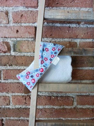 Babero hecho a mano flores 0-3 años