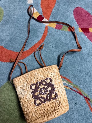 Borsa intrecciata marrone a tracolla stile playa