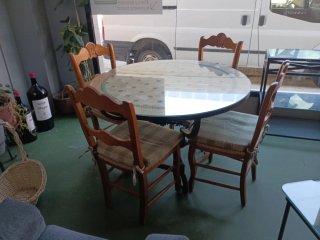 Mesa redonda con 4 sillas de madera