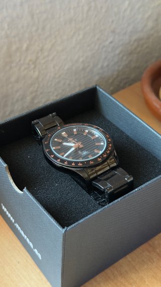 Reloj Marea Negro y Dorado