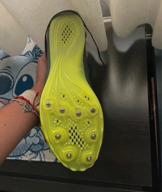 Zapatillas de clavos grises y verdes