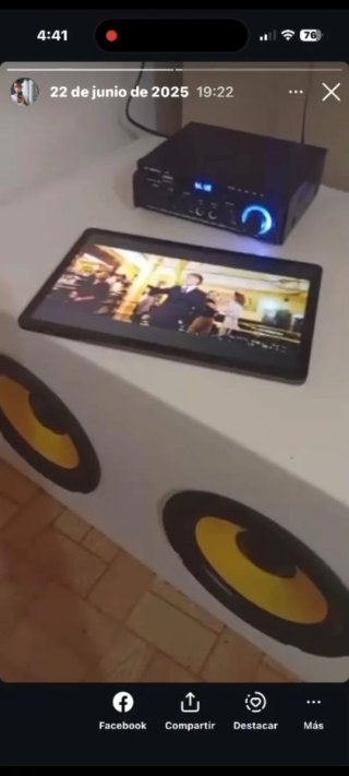 Cajón de altavoces blanco y amarillo