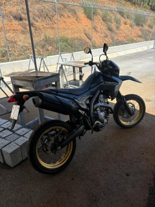 Honda CRF 250 Supermotard Negra y Dorada