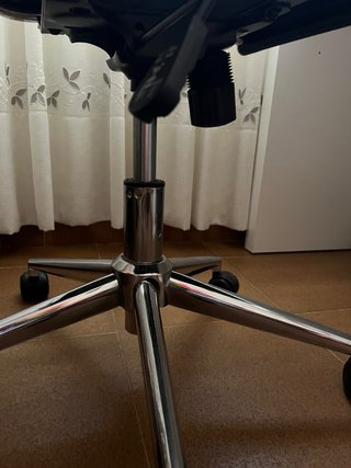 Silla de oficina alta negra y plateada