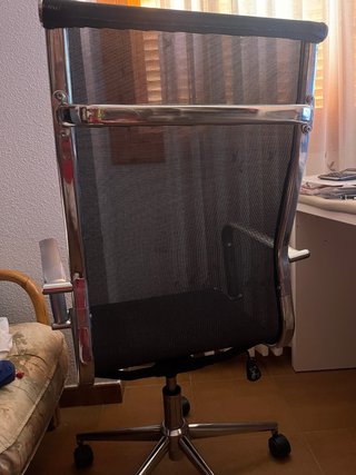 Silla de oficina alta negra y plateada