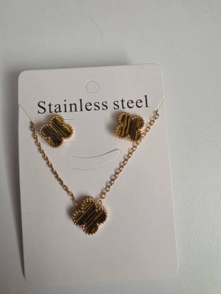 Conjunto de collar y pendientes trébol