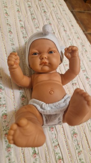 Muñeco bebé con gorrito y pañal