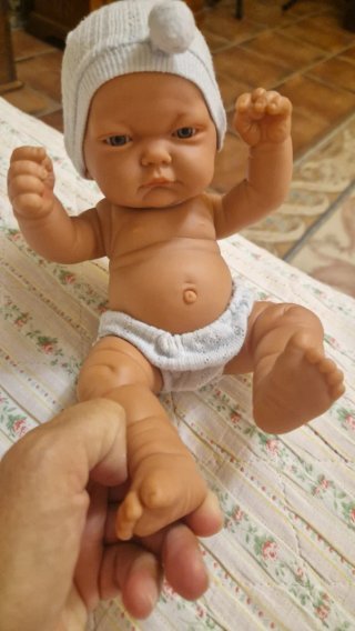 Muñeco bebé con gorrito y pañal