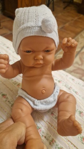 Muñeco bebé con gorrito y pañal