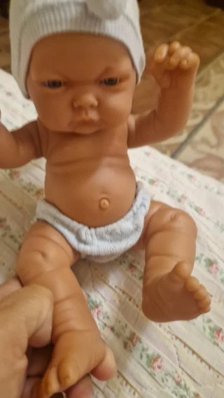 Muñeco bebé con gorrito y pañal