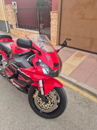 Honda Fireblade sportbike roja y negra
