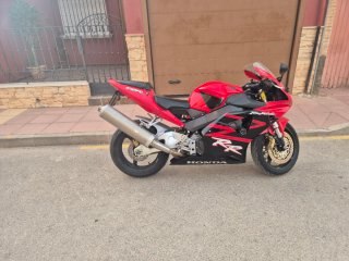 Honda Fireblade sportbike roja y negra