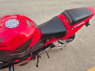Honda Fireblade sportbike roja y negra