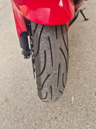 Honda Fireblade sportbike roja y negra
