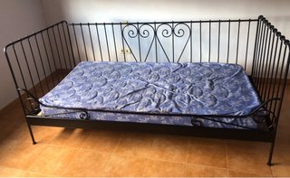 Cama de metal negra sin colchón.