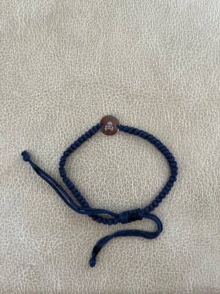 Pulsera azul con calavera plateada