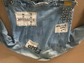 Cazadora Zara tachuelas y parches
