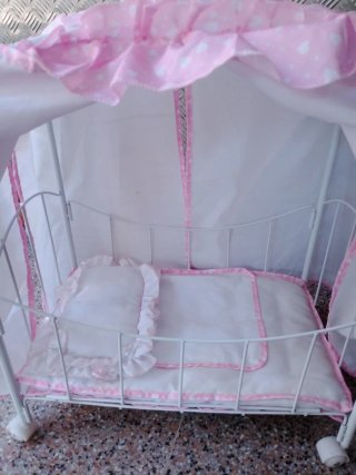 Cuna infantil con dosel rosa