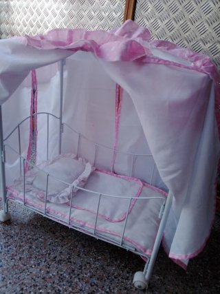 Cuna infantil con dosel rosa