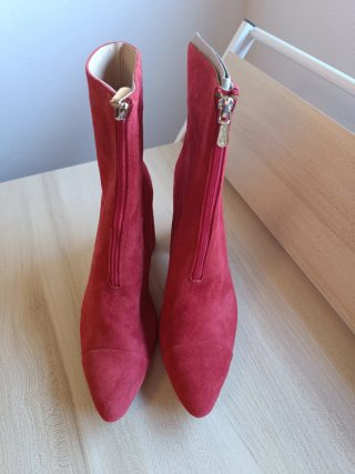 Botines piel vuelta rojos