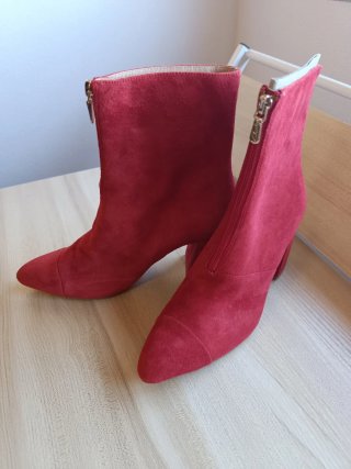 Botines piel vuelta rojos
