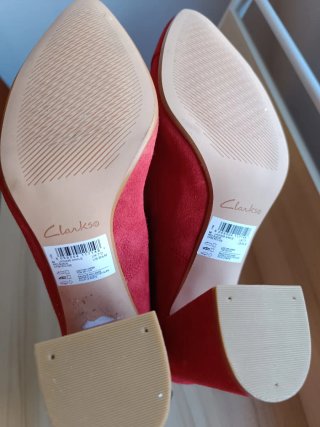 Botines piel vuelta rojos
