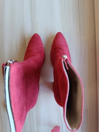 Botines piel vuelta rojos