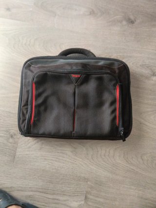 Funda portátil Targus negra y roja