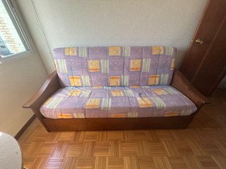 Sofá de tela y madera