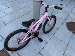 Bicicleta infantil rosa con timbre
