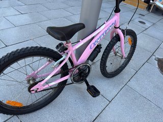 Bicicleta infantil rosa con timbre