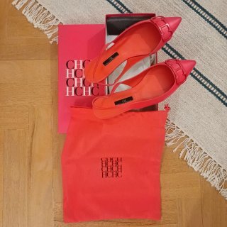 Bailarinas Carolina Herrera rojas CH insignia