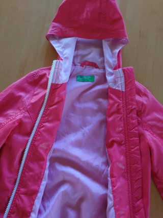 Chaqueta infantil roja con capucha