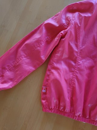 Chaqueta infantil roja con capucha