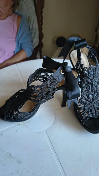 Zapatos de tacón negros con lazo
