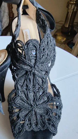 Zapatos de tacón negros con lazo